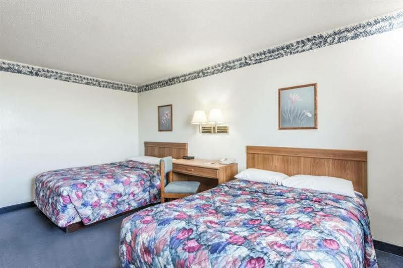 Red Roof Inn Грінсбург Екстер'єр фото